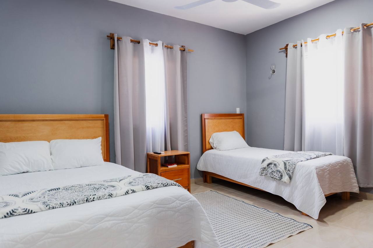Recámara de una suite en Hotel Maya Suites